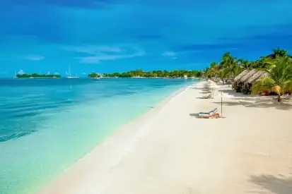White sand and turquoise water at Seven Mile Beach Negril